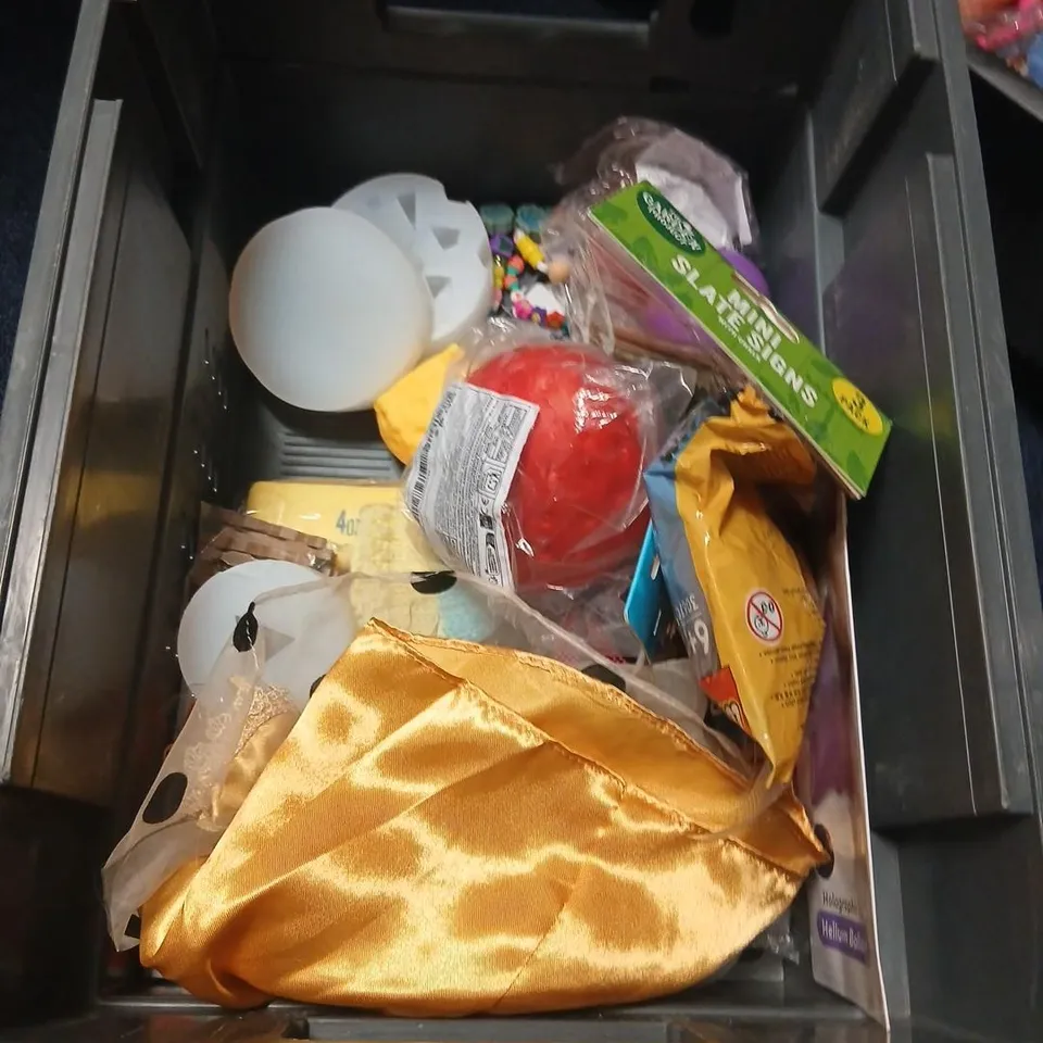 LARGE QUANTITY OF ASSORTED TOYS AND ACCESSORIES TO INCLUDE; FINE AND DANDY KEYRING, FORTY THINGS TO DO WHEN YOUR 40, MYSTERY DUMPLING AND BABYSLAPPED PAD