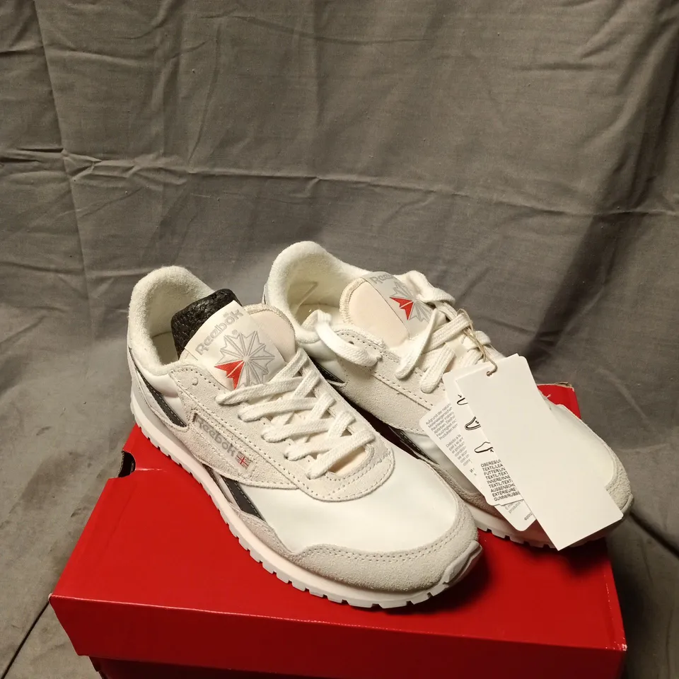 REEBOK CLASSIC LEATHER SNEAKERS – WHITE/LIGHT GREY SIZE 5 BOXED