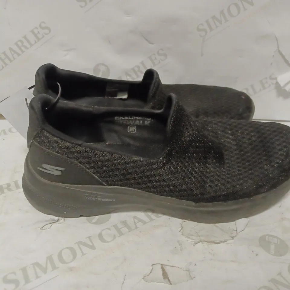SKECHERS MEN'S GOWALK 6 MOTLEY SLIP ON TRAINER IN BLACK - SIZE 8