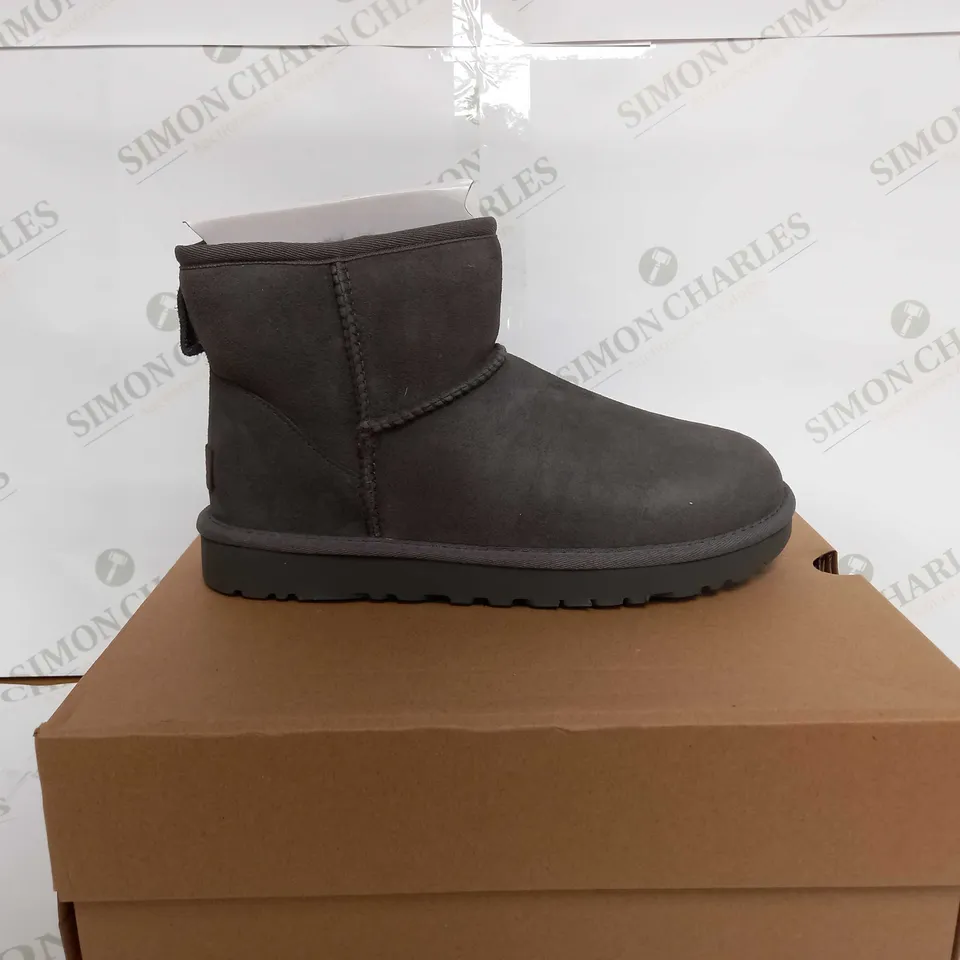 UGG W CLASSIC MINI II UGG BOOTS IN GREY - UK 7