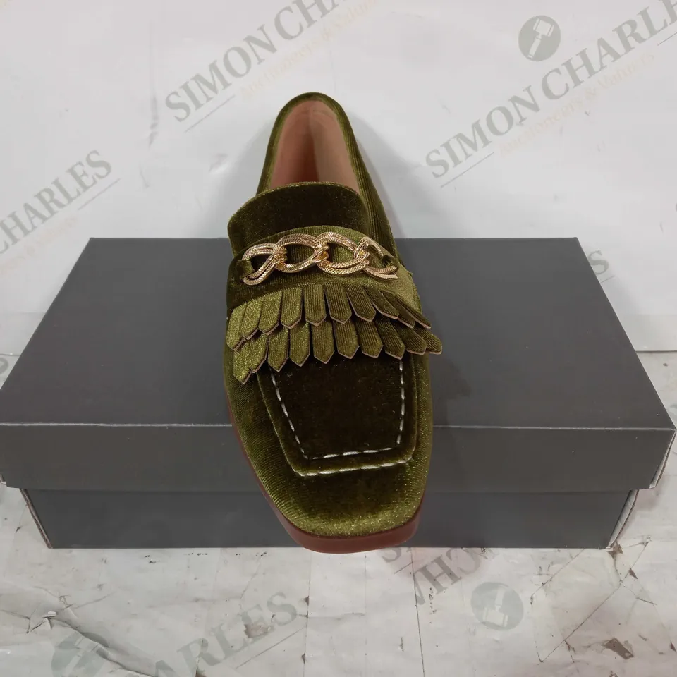 BOXED PAIR OF DESIGNER SLIP-ON SHOES IN GREEN W. GOLD EFFECT CHAIN EU SIZE 41