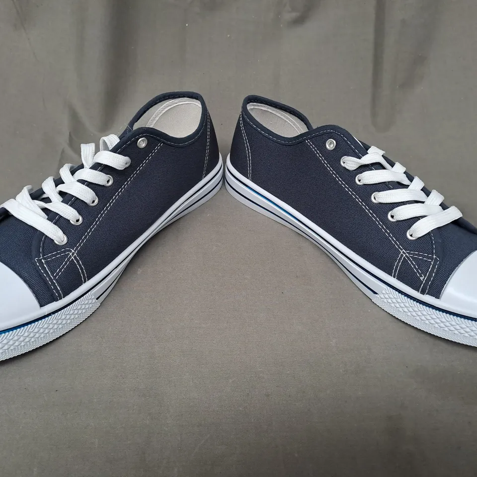 BOXED PAIR OF URBAN JACKS SHOES IN NAVY SIZE 10