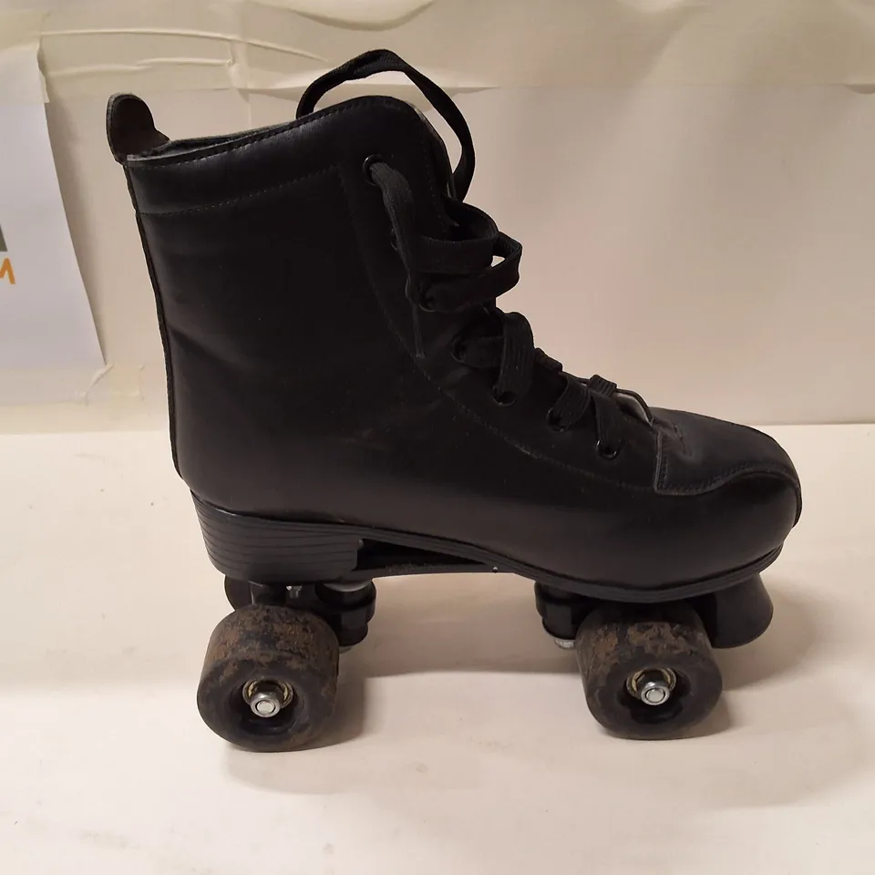 BLACK QUAD ROLLER SKATES, UK 6.5 (EU 39) WITH CARRY BAG