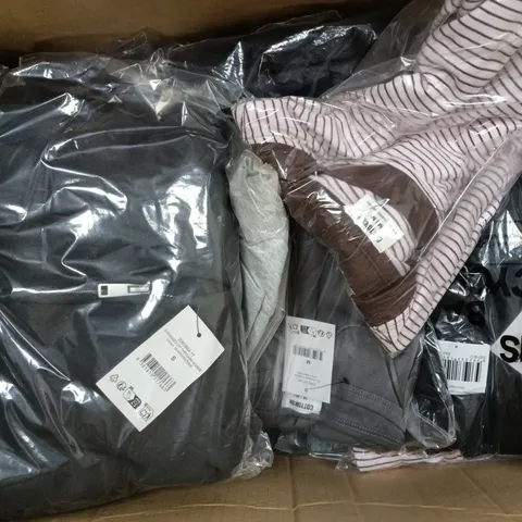 APPROXIMATELY 20 ASSORTED CLOTHING ITEMS IN VARIOUS SIZES, COLOURS & STYLES TO INCLUDE OVERSIZED ZIP THROUGH HOODIE, BOXY LONG SLEEVE TOP, BELLA OFF SHOULDER V-NECK, ETC