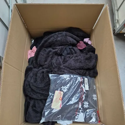 APROXIMATLY 25 ITEMS INCLUDING JUMPER, TSHIRT AND PANTS ECT