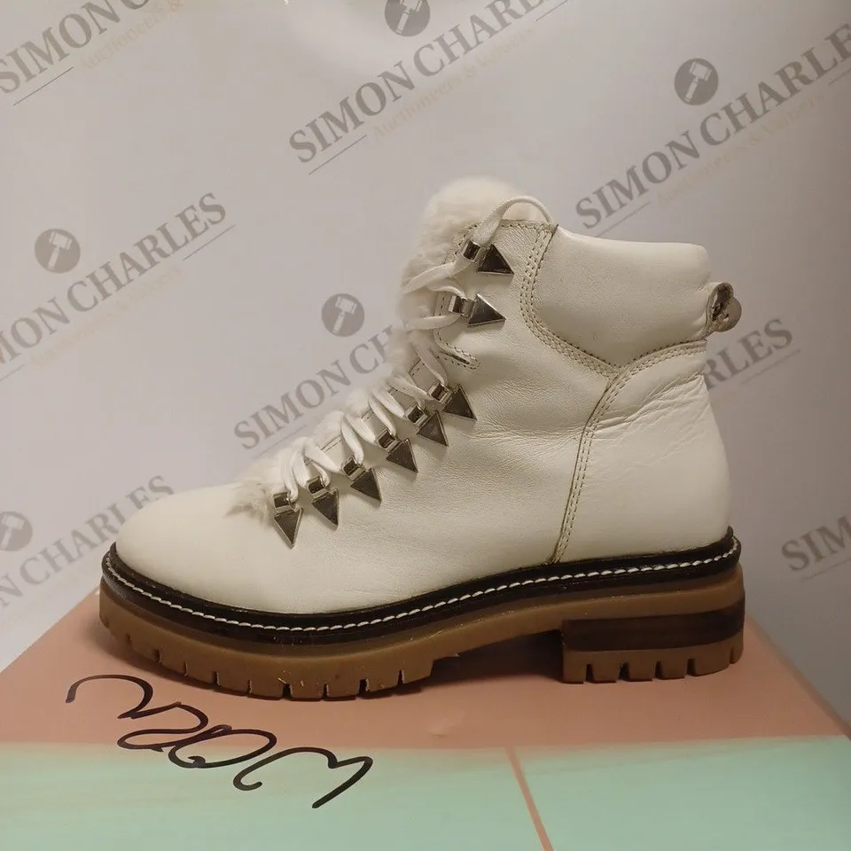 BOXED MODA IN PELLE CHIK LEATHER BOOTS, WHITE - SIZE 4