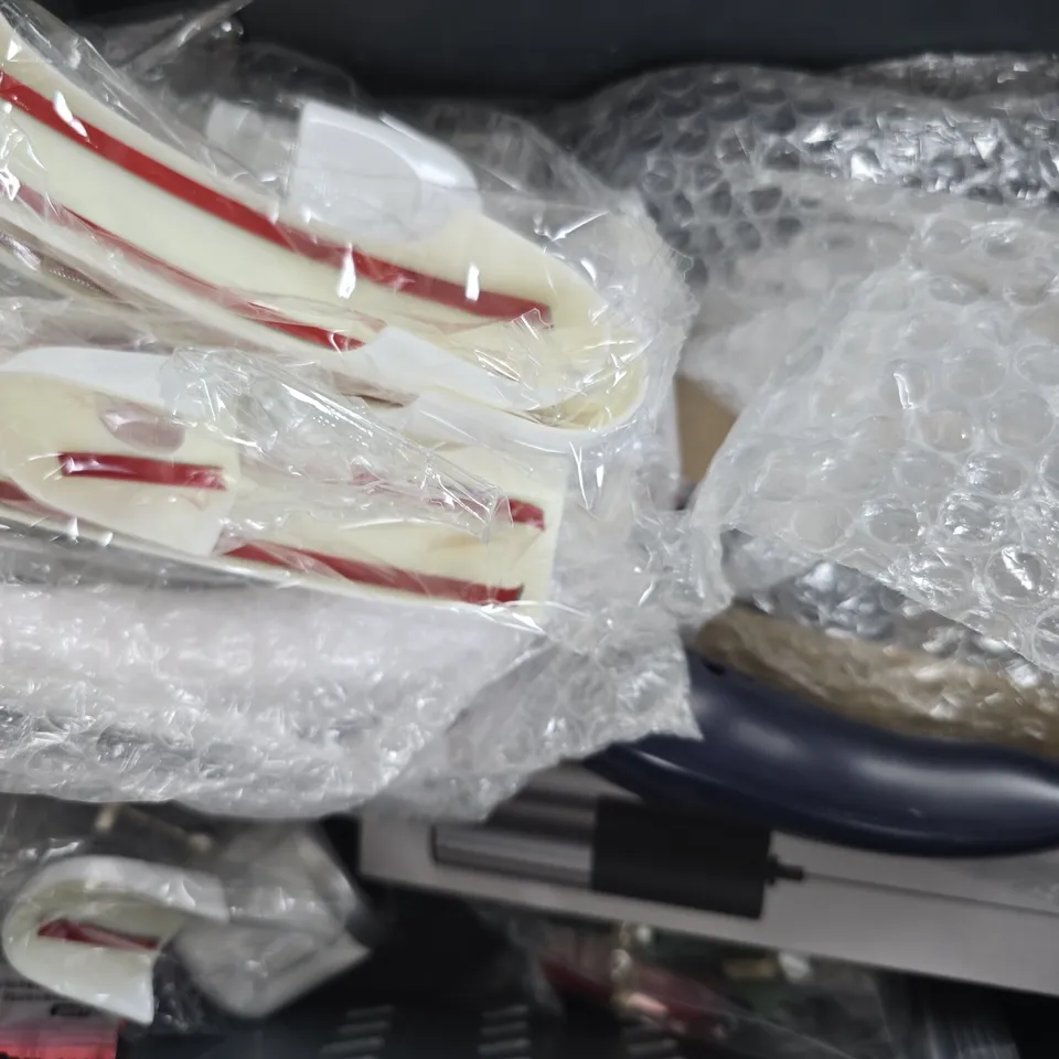APPROXIMATELY 8 ASSORTED HOUSEHOLD ITEMS TO INCLUDE KITCHEN ELECTRONIC SCALE, ETC