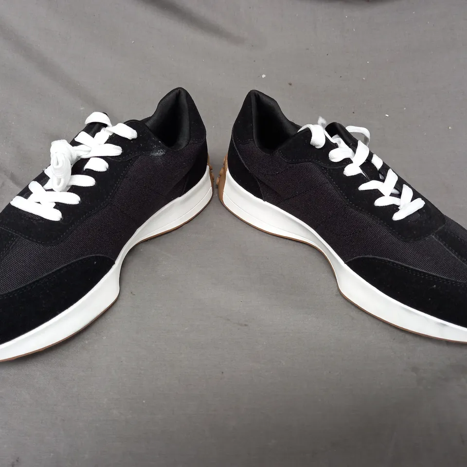 BOXED PAIR OF NEW LOOK COMFORT SHOES IN BLACK SIZE 7