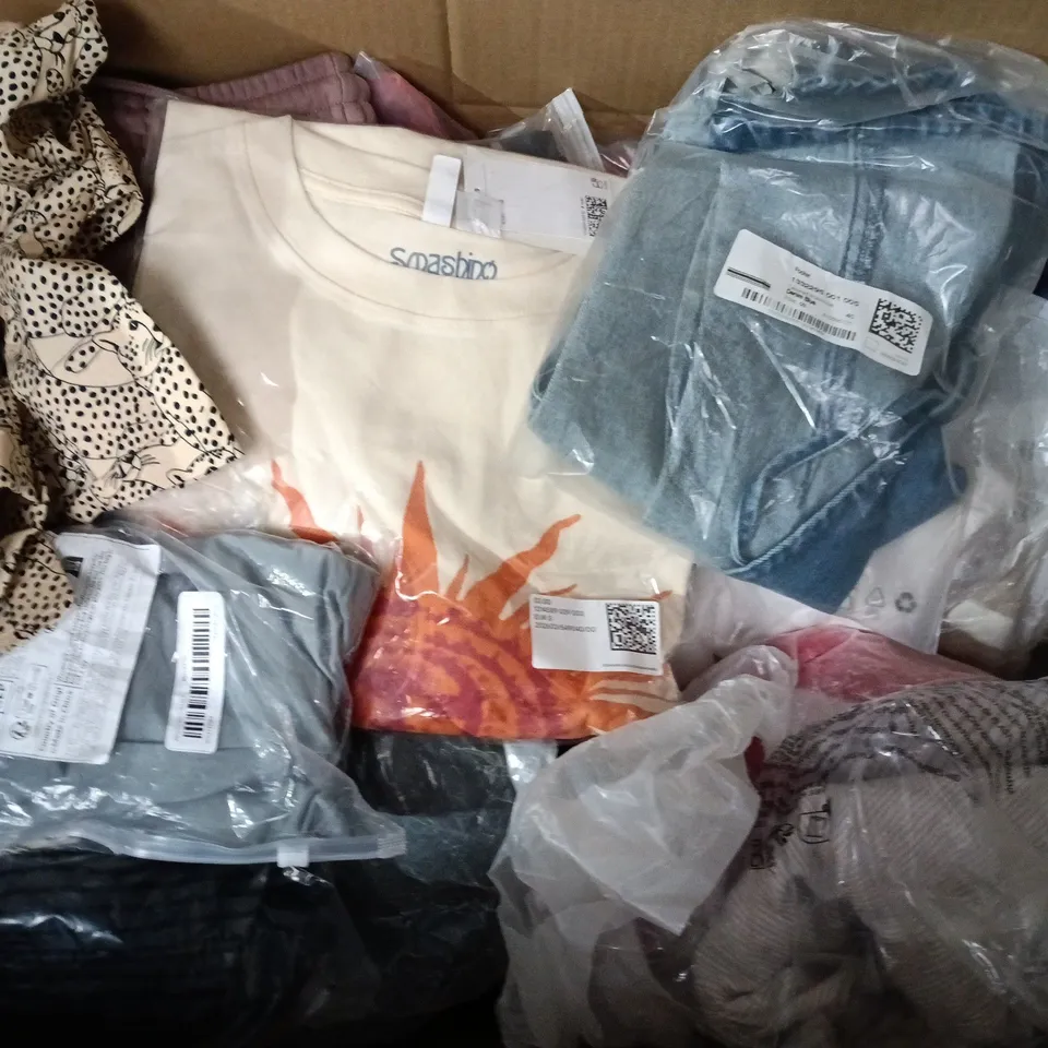 APPROXIMATELY 40 ASSORTED CLOTHING ITEMS IN VARIOUS SIZES, STYLES & COLOURS TO INCLUDE BRANDS SUCH AS H&M, DAVID LUKE, VERY, ETC - COLLECTION ONLY