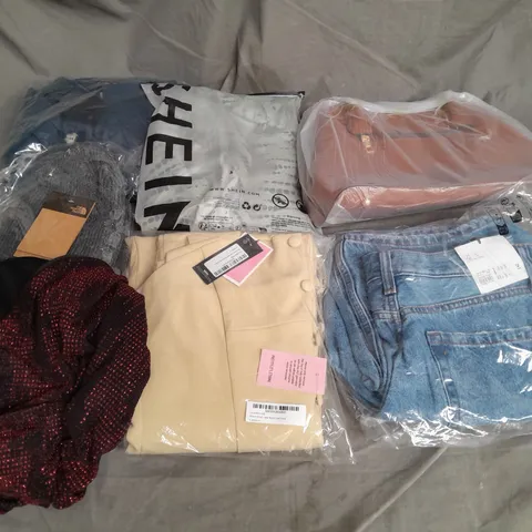 APPROXIMATELY 20 ASSORTED CLOTHING ITEMS IN VARIOUS SIZES AND STYLES TO INCLUDE - JEANS, DRESS, BEANIE, ETC