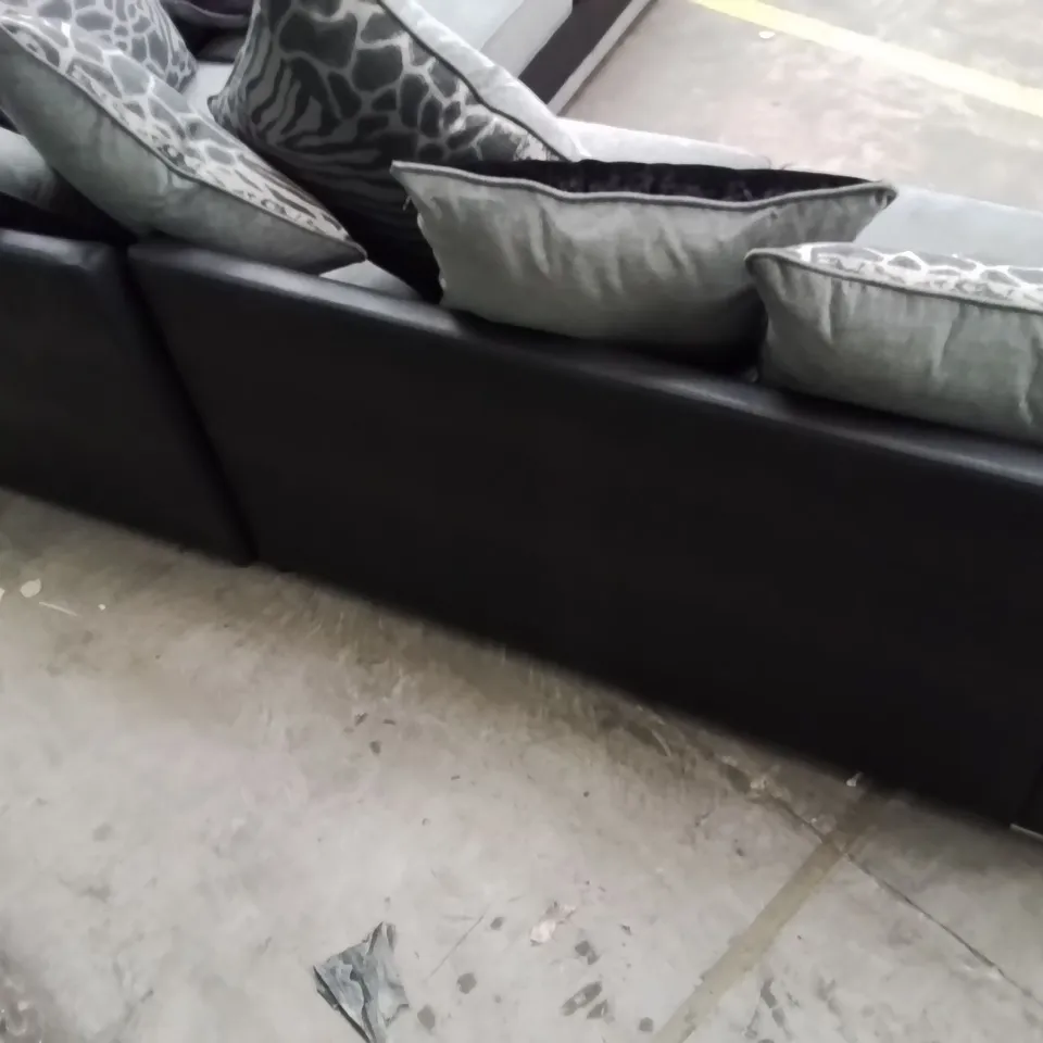 QUALITY DESIGNER FABRIC UPHOLSTERED GREY/BACK CORNER SOFA WITH SCATTER CUSHIONS 