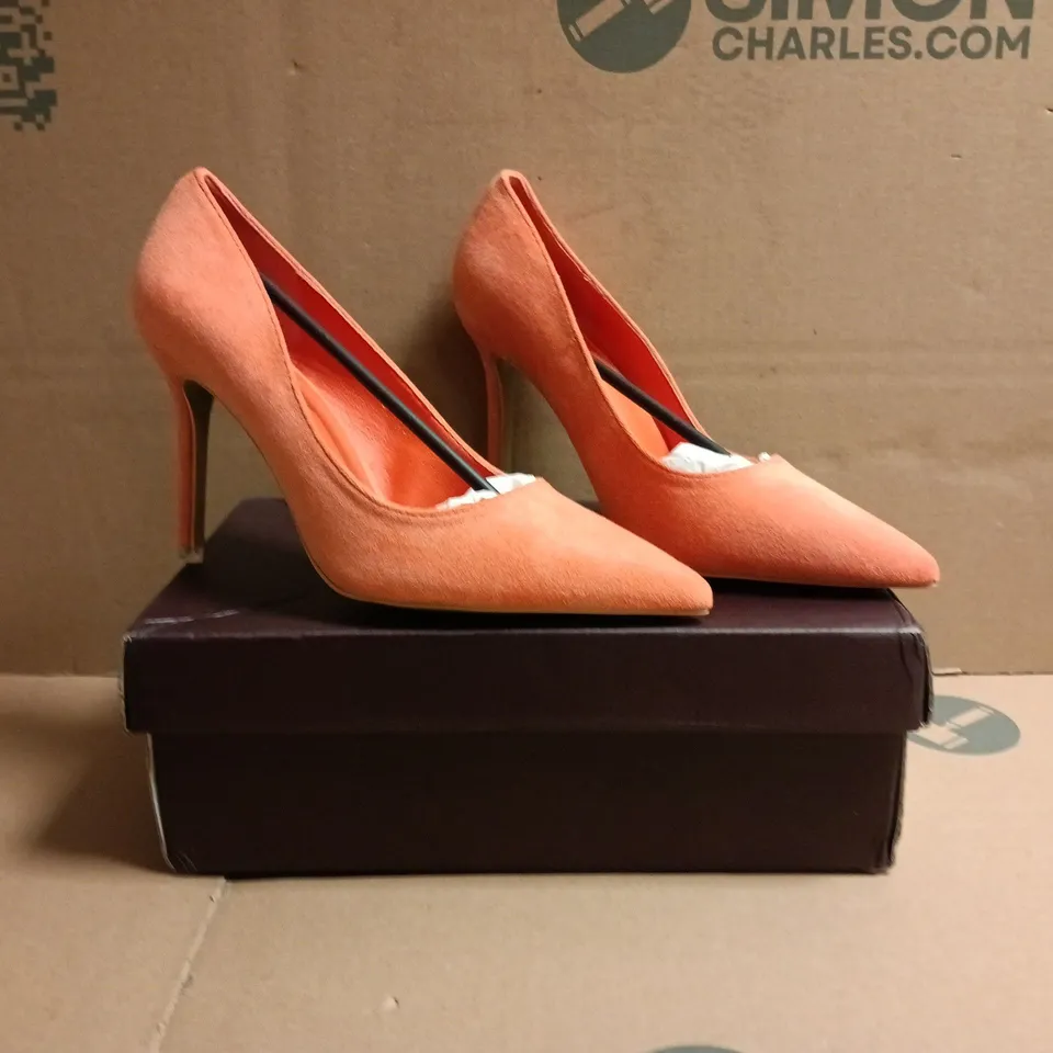 BOXED PAIR OF BIG TREE POINTED TOE STILETTO HEELS IN ORANGE SIZE EU 38