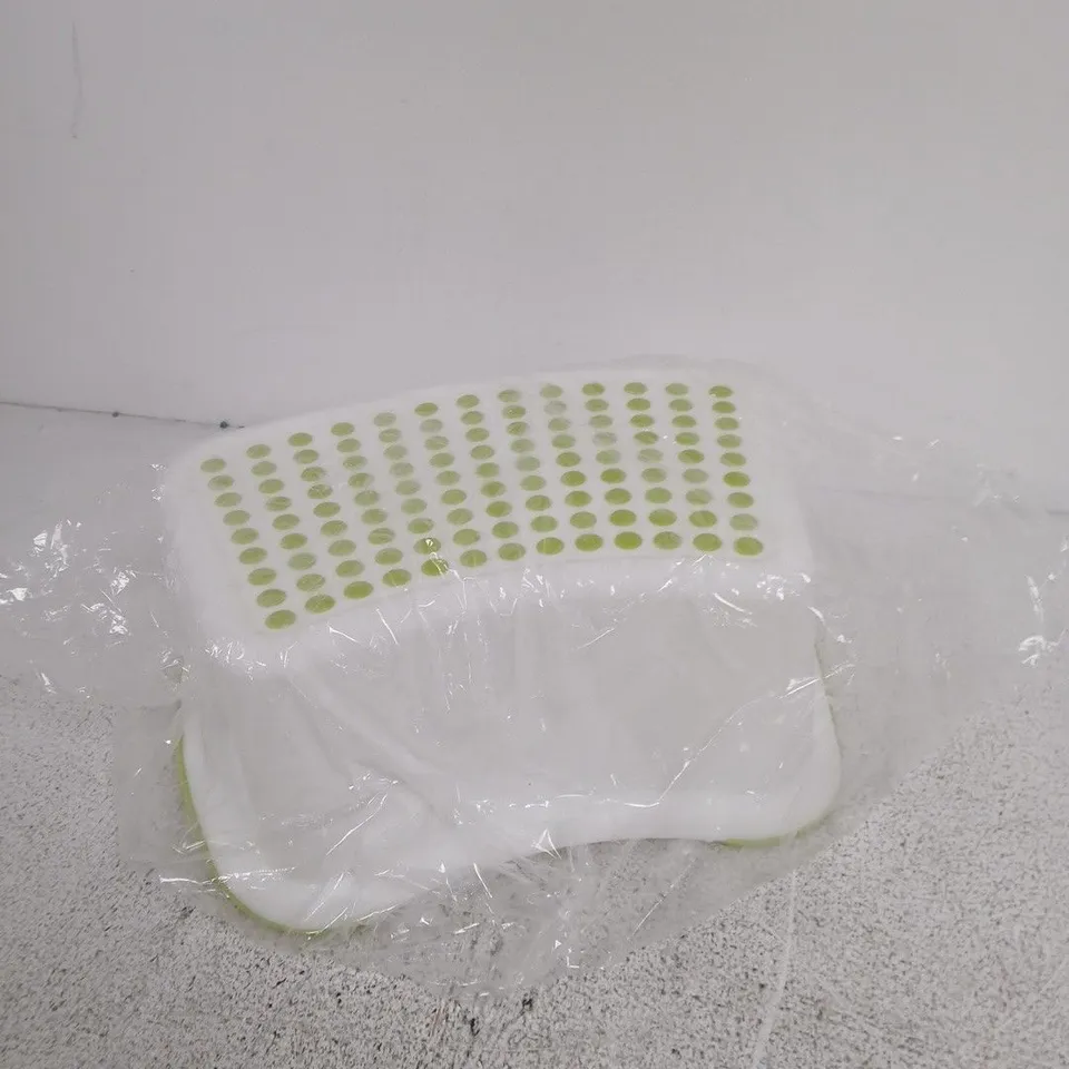 STRAAME STEP STOOL – COLOUR: GREEN