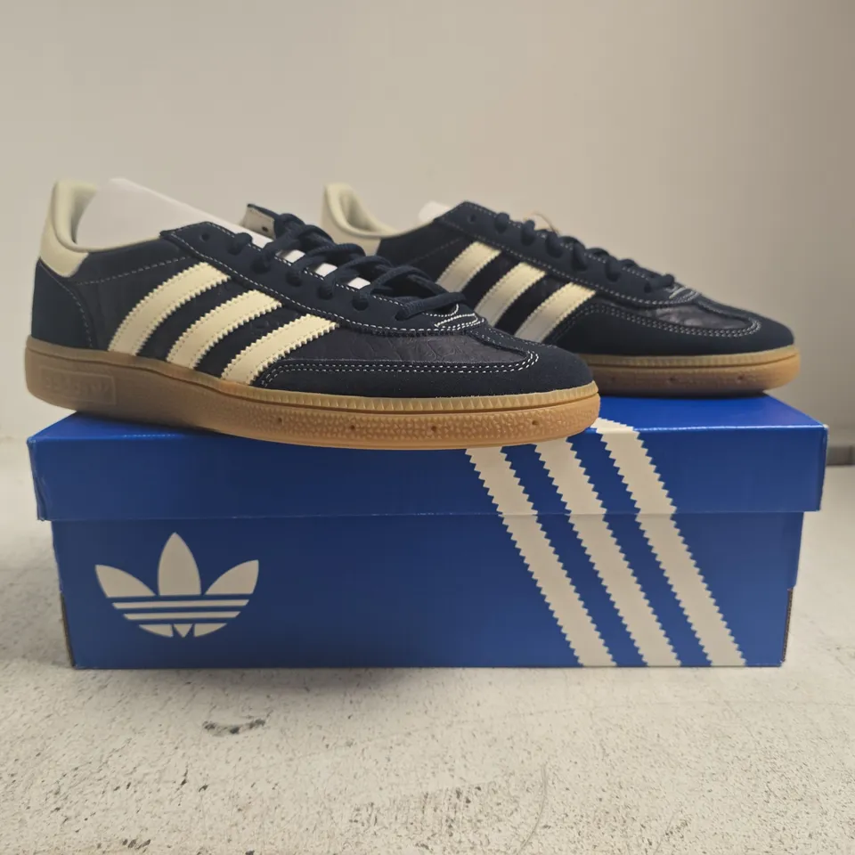 BOXED PAIR OF ADIDAS HANDBALL SPEZIAL TRAINERS IN NAVY SIZE UK 8