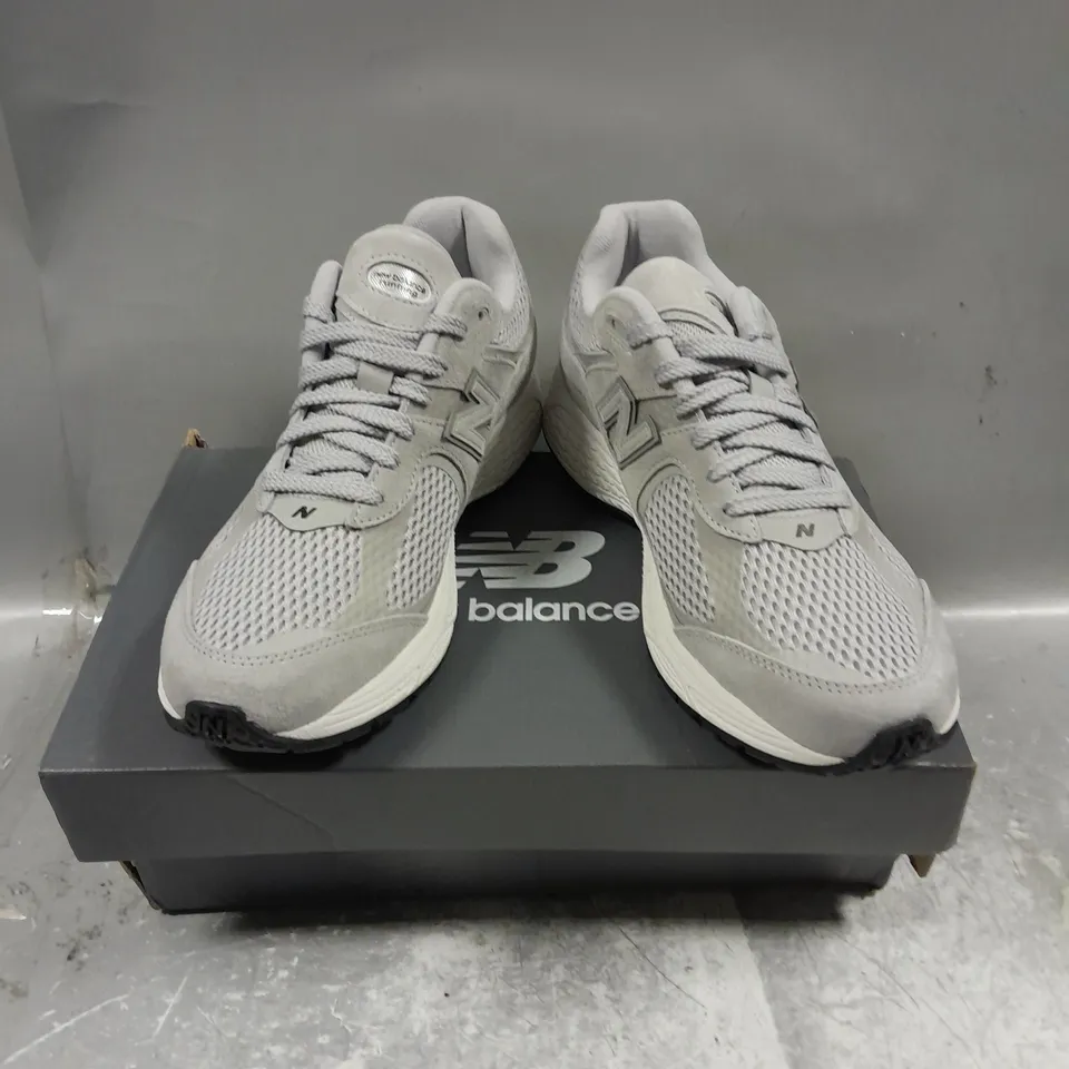 BOXED PAIR OF NEW BALANCE MESH TRAINERS IN GREY - 7.5