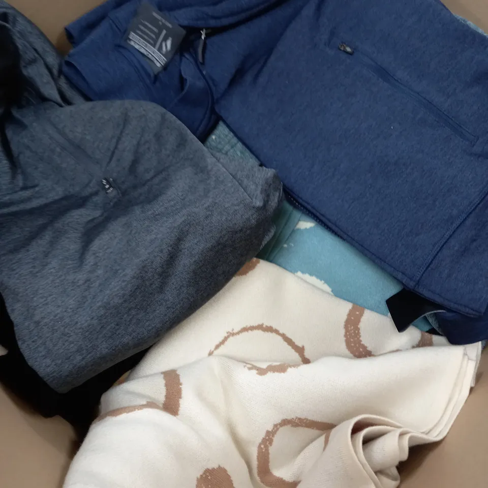 BOX OF ASSORTED CLOTHING APPROXIMATELY 20 ITEMS TO INCLUDE TOPS, JUMPERS, JACKETS ETC