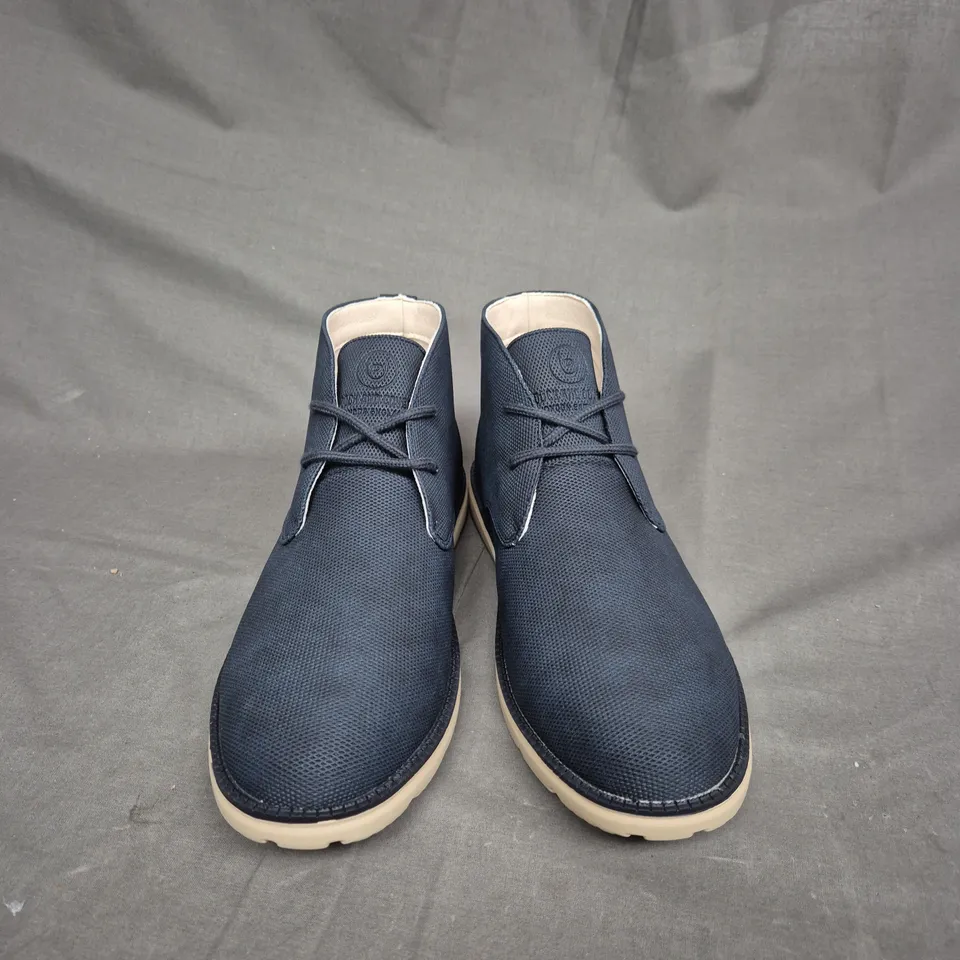 BOXED PAIR OF DUCK AND COVER NAVY OAKWOOD BOOTS - UK SIZE 8