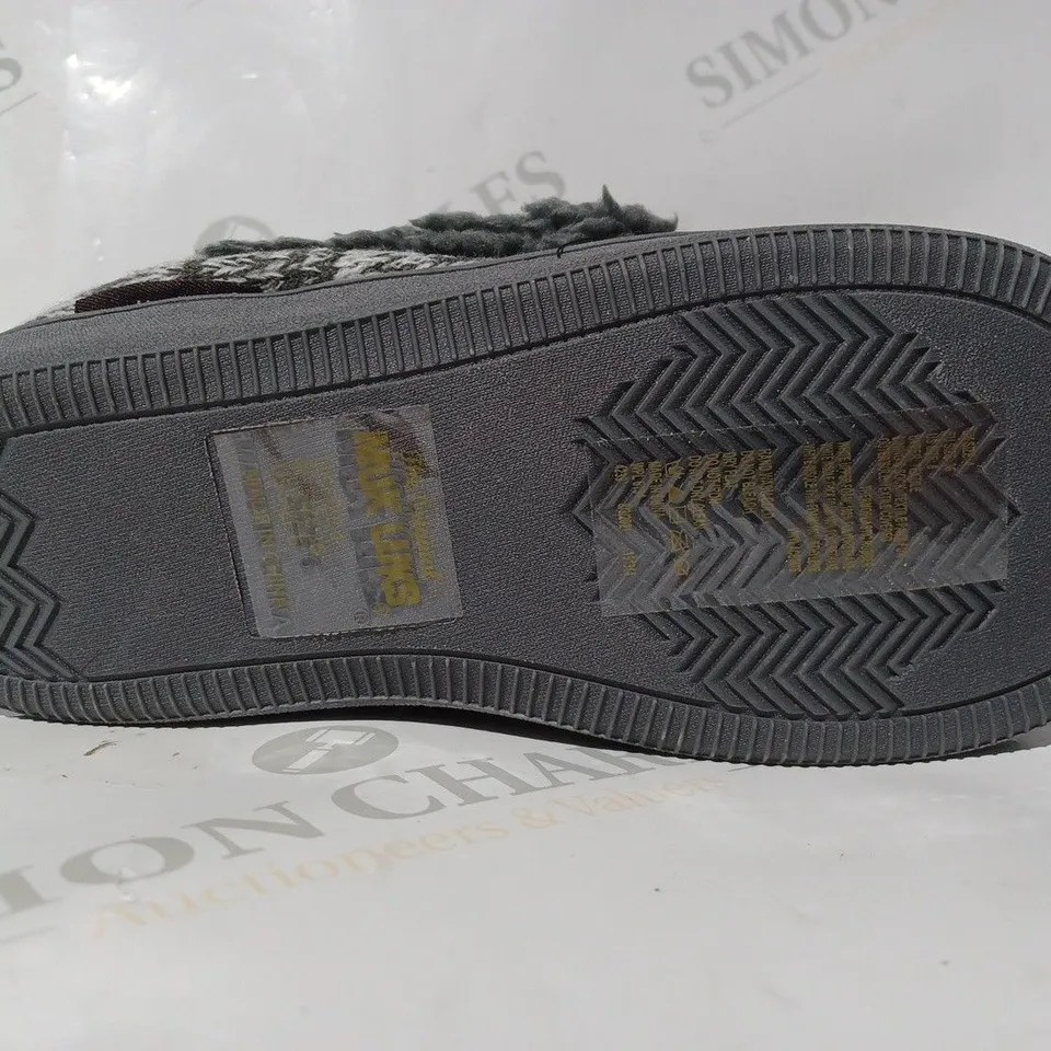 PAIR OF MUK LUKS ANAIS SLIPPERS IN GREY UK SIZE 4