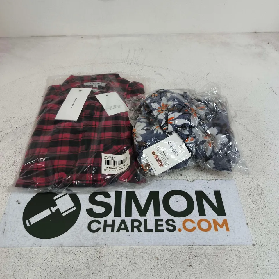 APPROXIMATELY 20 ASSORTED CLOTHING ITEMS IN VARIOUS SIZES & STYLES
