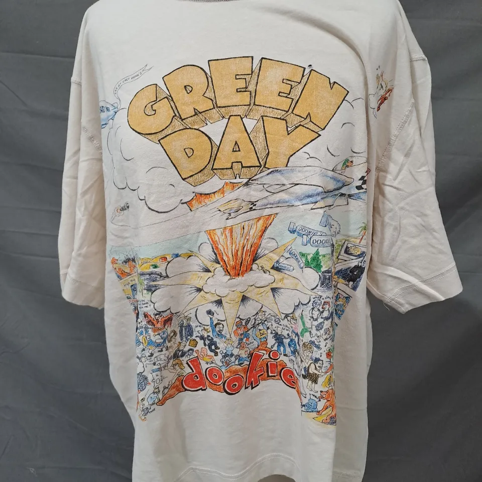 ABERCROMBIE & FITCH GREEN DAY T-SHIRT IN CREAM SIZE MEDIUM