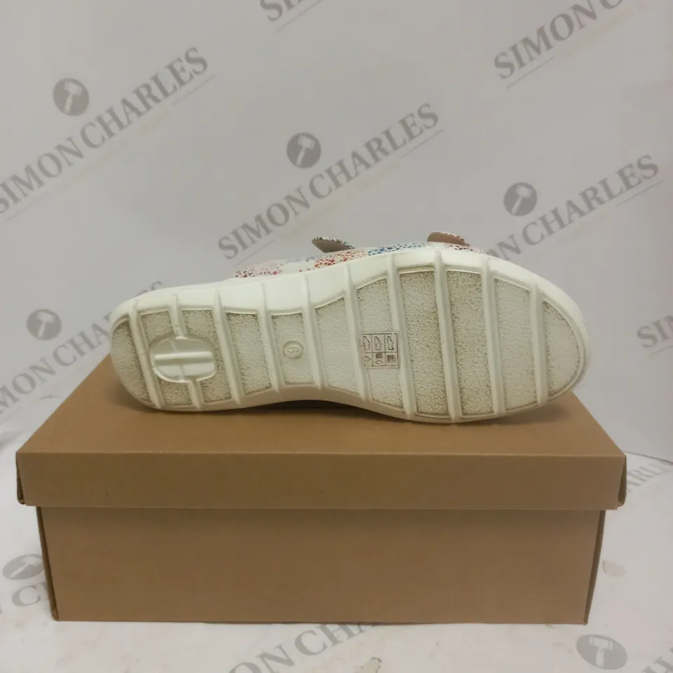 BOXED PAIR OF CUSHION WALK WHITE SANDALS - SIZE 6