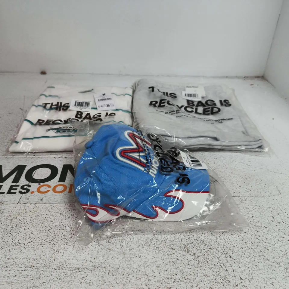 BOX OF APPROXIMATELY 10 ASSORTED CLOTHING ITEMS TO INCLUDE PLUSH FLEECE MICRO SHORT, CROPPED FIT GRAPHIC T SHIRT ETC