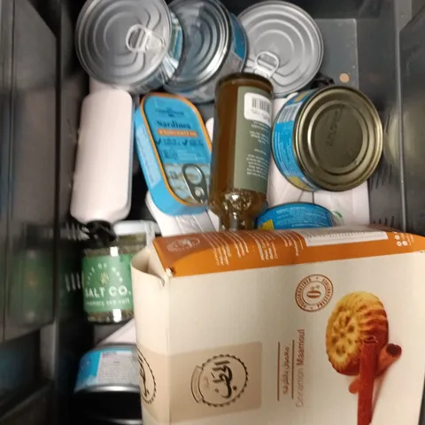 APPROXIMATELY 10 ASSORTED FOOD/DRINK PRODUCTS TO INCLUDE TUNA, CINNAMON BISCUITS, HOT SAUCE ETC