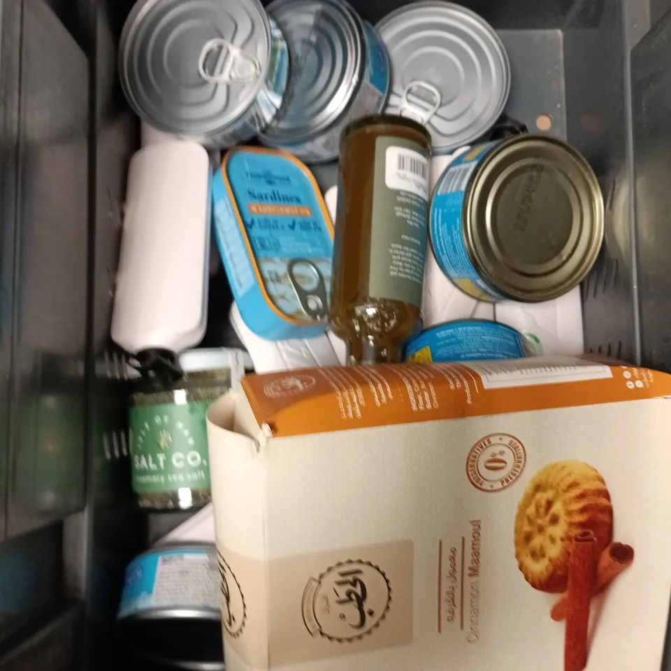 APPROXIMATELY 10 ASSORTED FOOD/DRINK PRODUCTS TO INCLUDE TUNA, CINNAMON BISCUITS, HOT SAUCE ETC