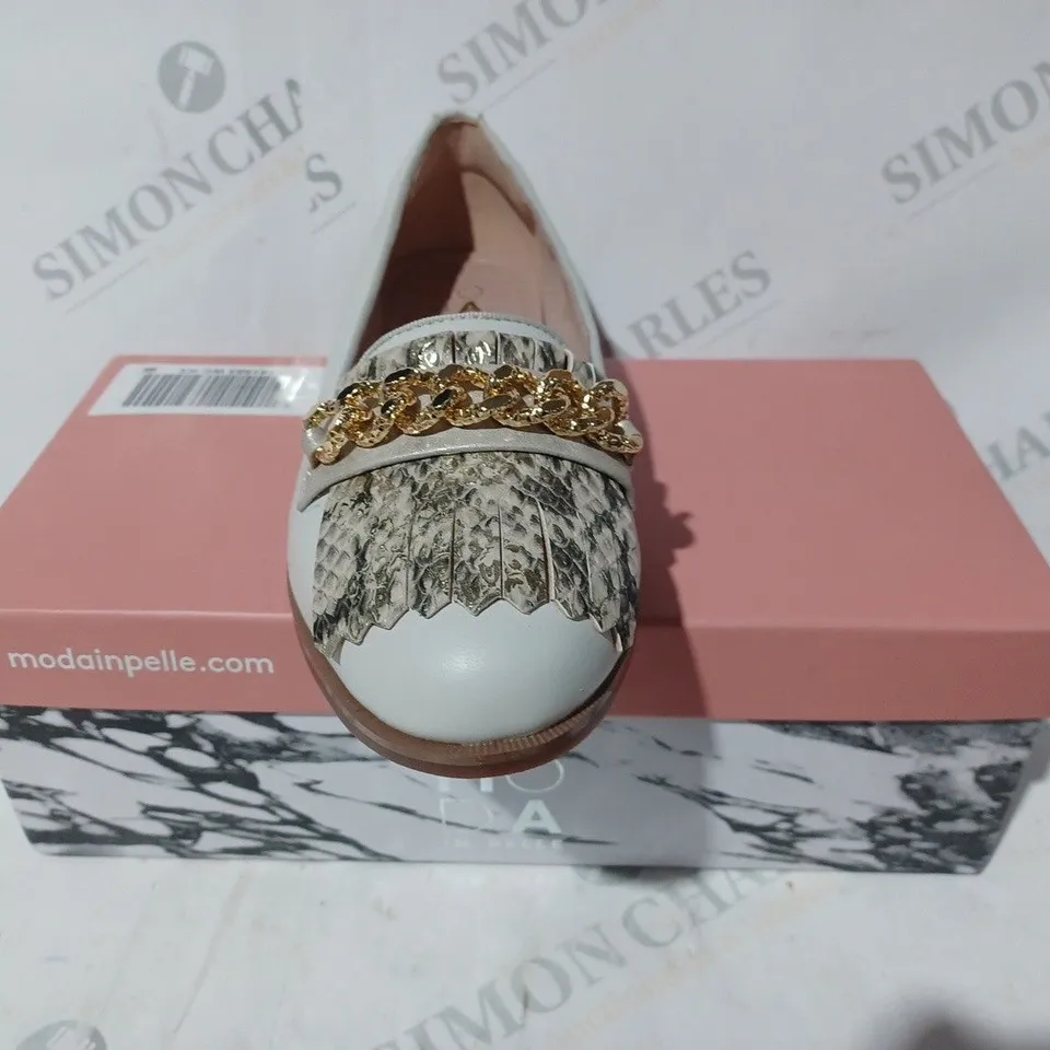 BOXED PAIR OF MODA IN PELLE WENDELL WIDE LOAFERS IN OFF WHITE SIZE 3