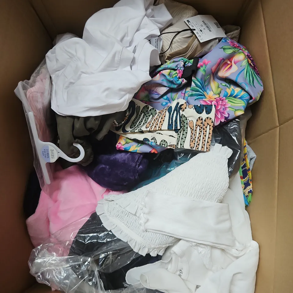 BOX OF APPROXIMATELY 30 ASSORTED KIDS CLOTHING ITEMS TO INCUDE - DRESS, SKIRT, PANTS, ETC