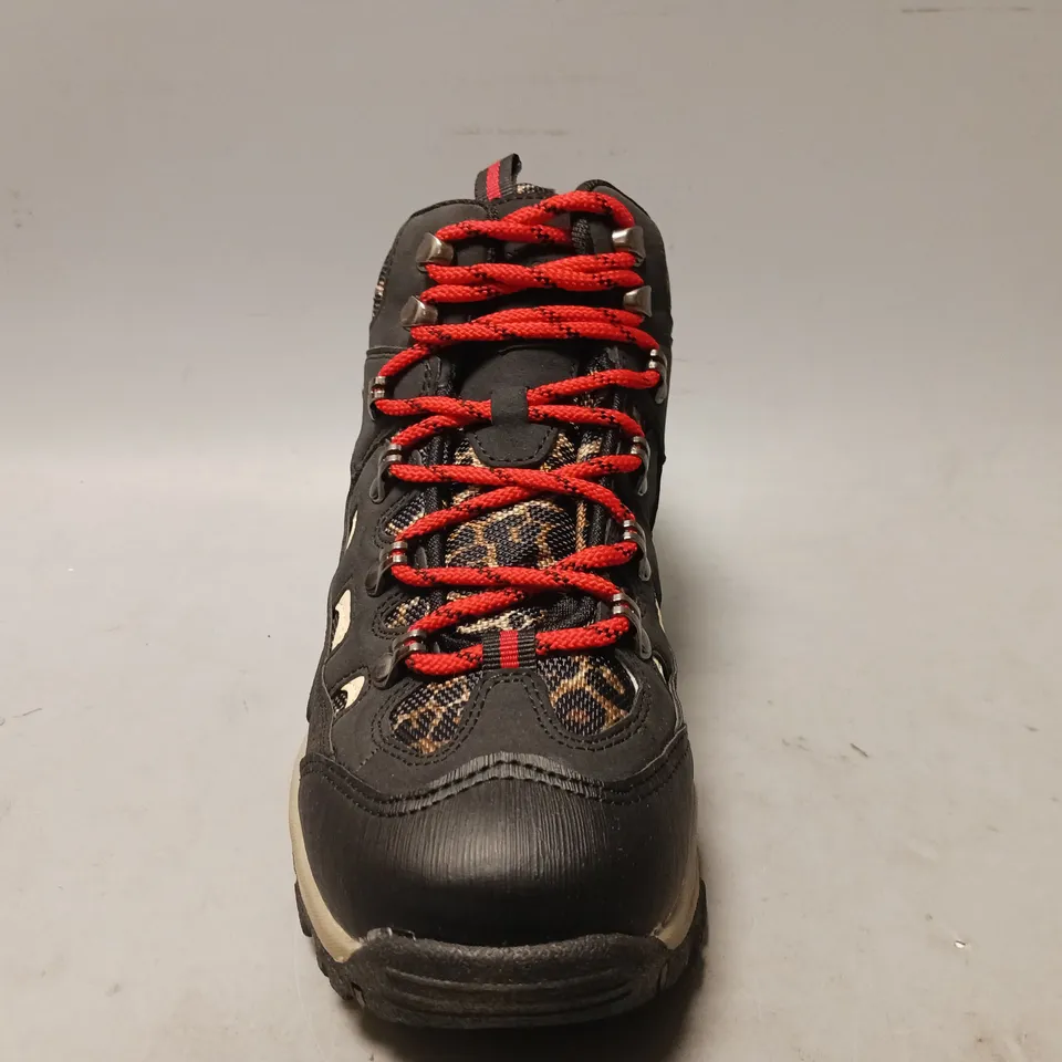 BOXED PAIR OF MOUNTAIN WAREHOUSE ADVENTURER WATERPROOF PRINTED WALKING BOOTS IN BLACK/ANIMAL PRINT UK SIZE 4.5