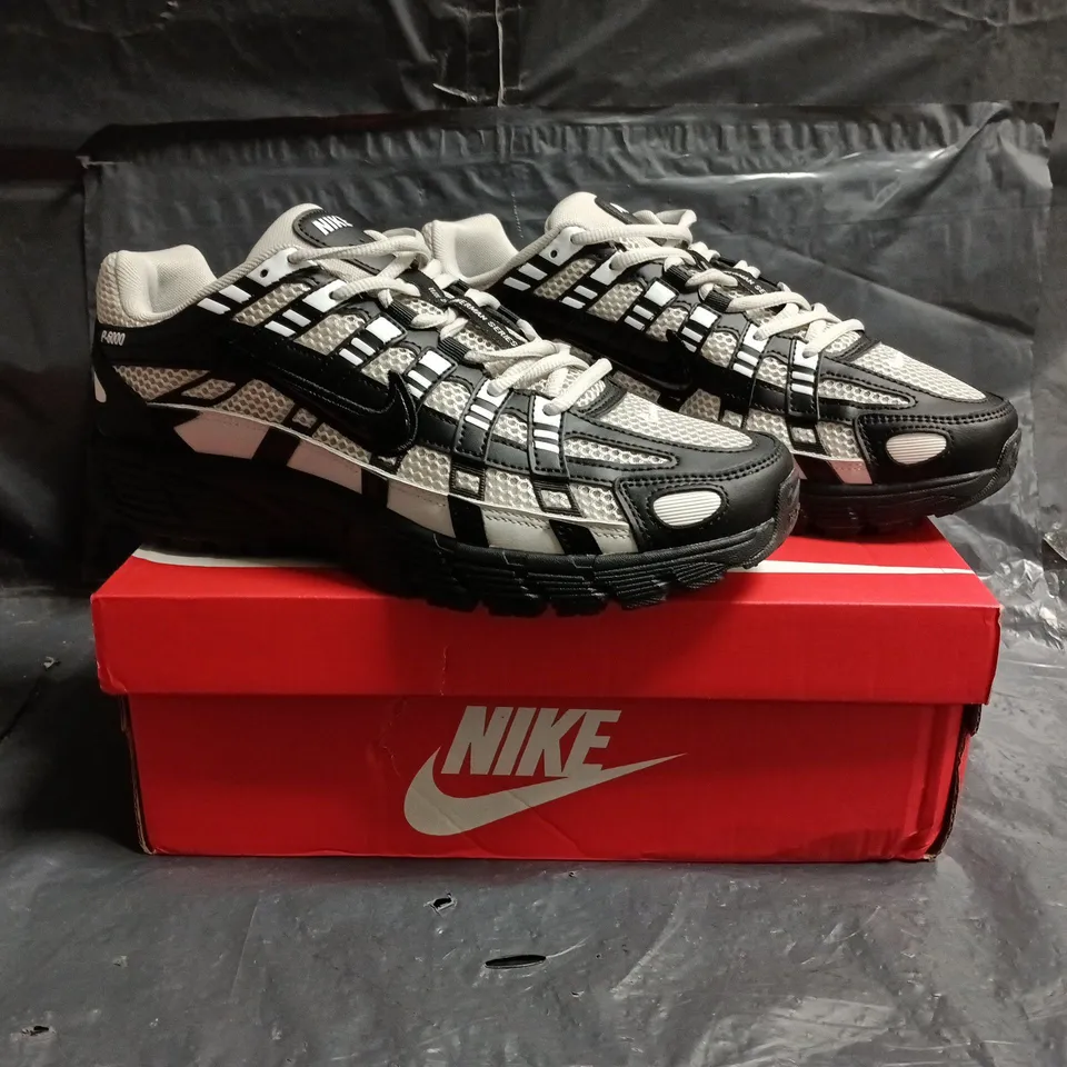 BOXED PAIR OF NIKE P-6000 TRAINERS IN BLACK/GREY SIZE UK 9