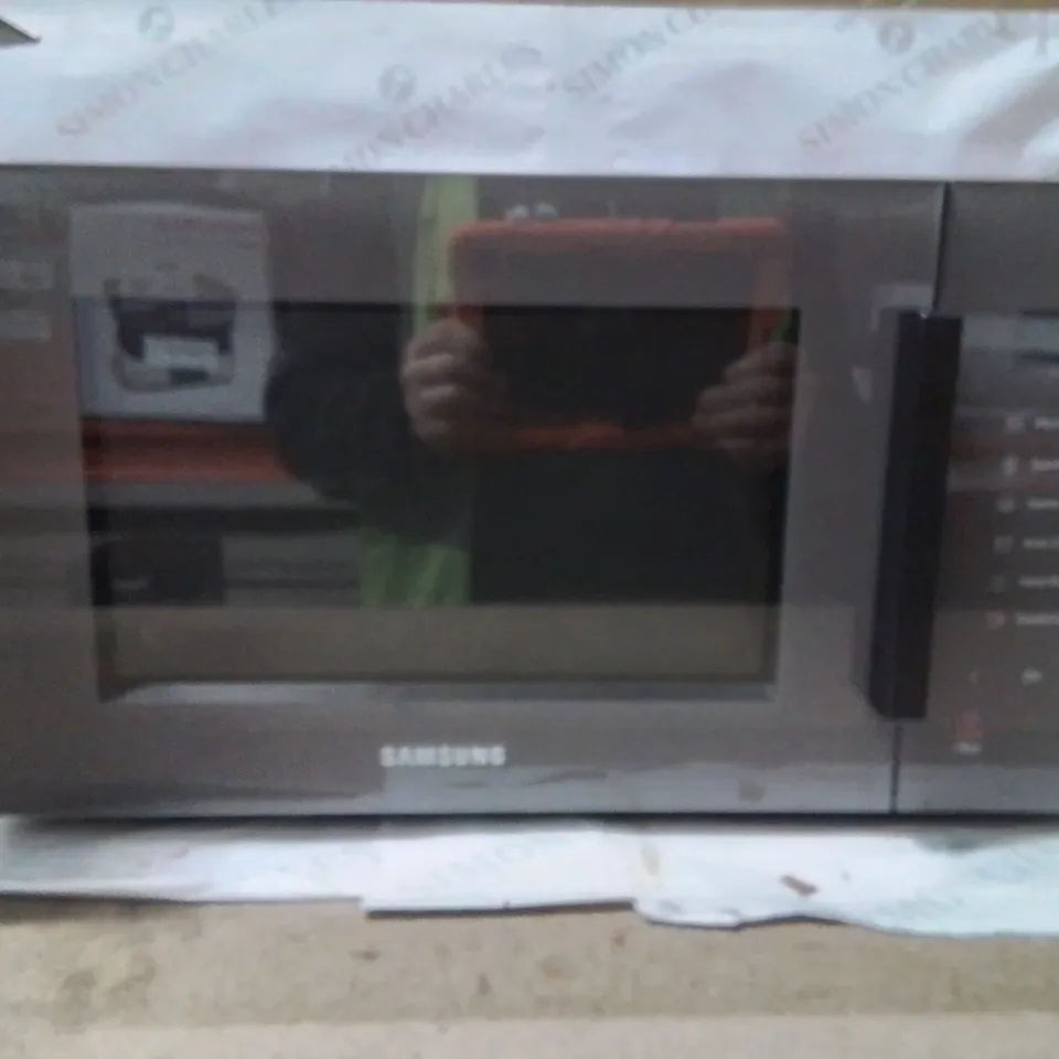BOXED SAMSUNG MICROWAVE OVEN 