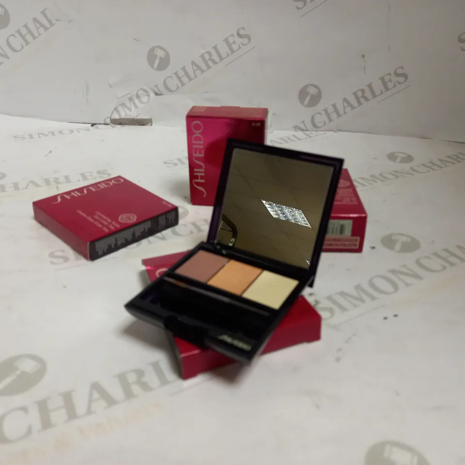BOXED LOT OF APPROX 4 ASSORTED SHISEIDO ITEMS TO INCLUDE: EYE COLOUR TRIO, COMPACT (REFIL), 