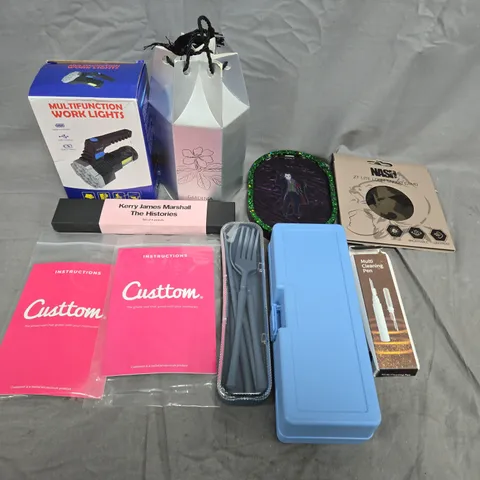 APPROXIMATELY 25 ASSORTED HOUSEHOLD PRODUCTS TO INCLUDE WORK LIGHT, SNOOD AND CLEANING PEN