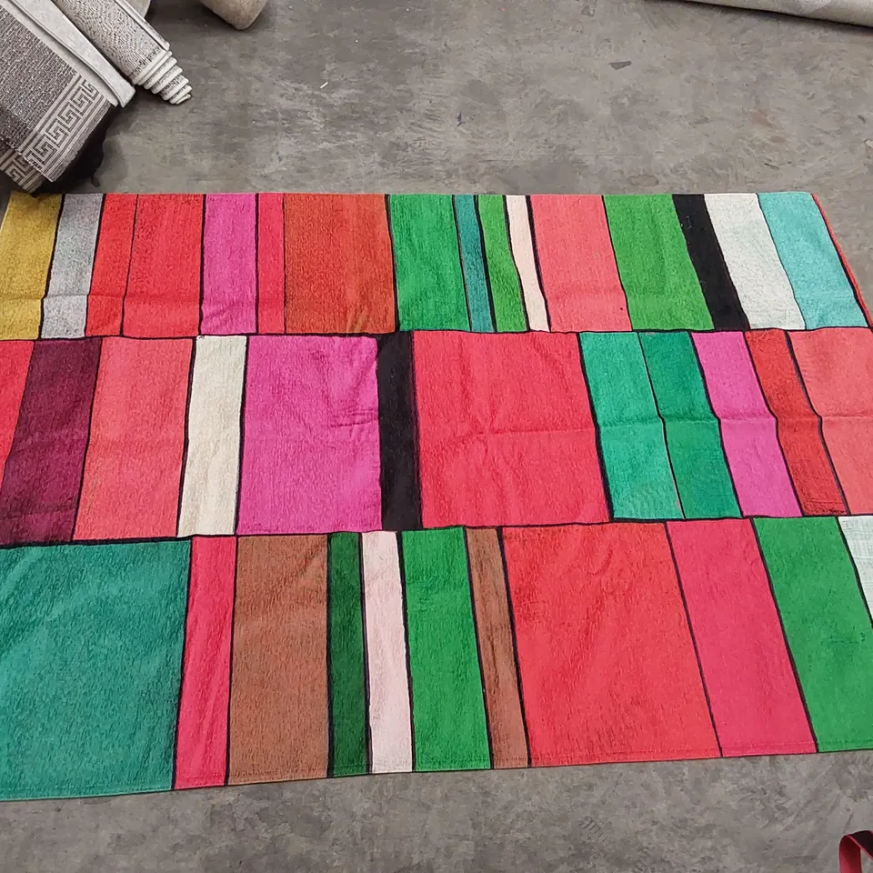 GIDDEON GEOMETRIC MACHINE WOVEN AREA RUG // 200 X 140CM