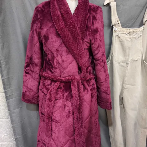 PRETTY YOU LONDON QUILTED PLUSH ROBE – BORDEAUX – WOMEN'S M/L