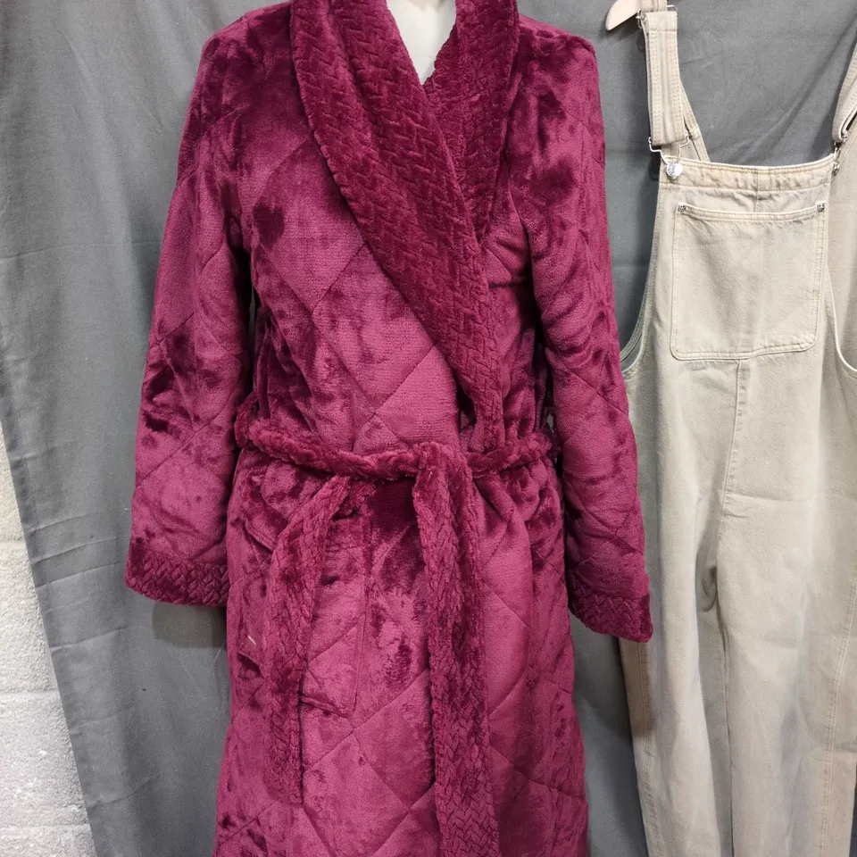 PRETTY YOU LONDON QUILTED PLUSH ROBE – BORDEAUX – WOMEN'S M/L