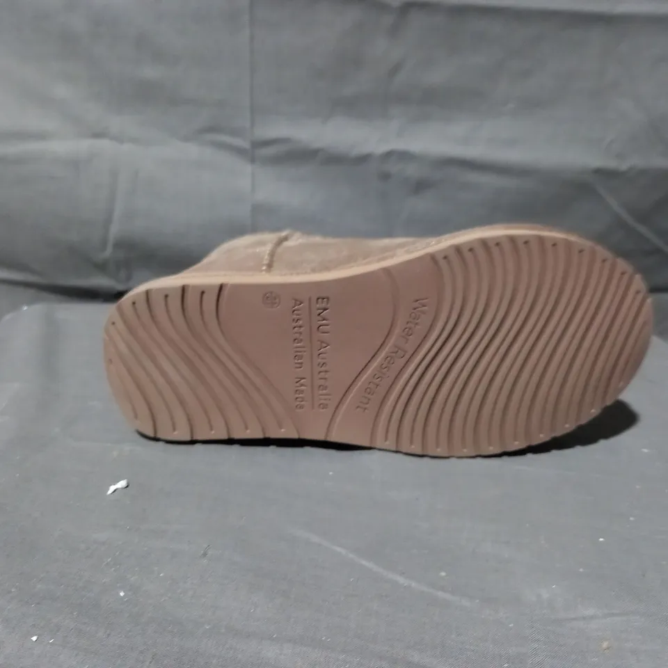 PAIR OF EMU AUSTRALIA WATER RESISTANT BOOTS IN MUSHROOM SIZE 6