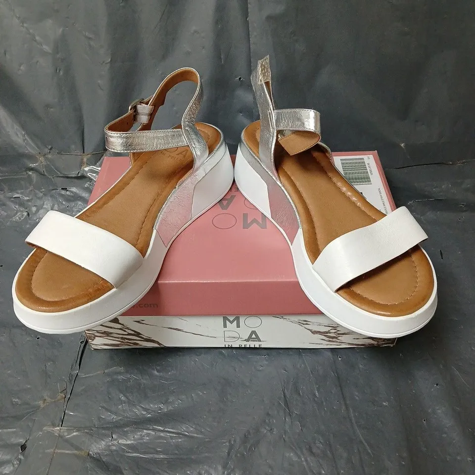 BOXED PAIR OF MODA IN PELLE ORINA LEATHER BUCKLE ANKLE STRAP SANDAL IN WHITE/SILVER SIZE 6