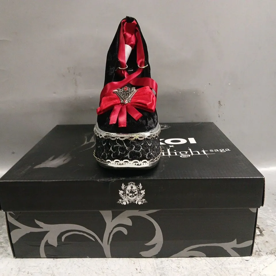BOXED PAIR OF KOI TWILIGHT SAGA THE COLD ONES MIDNIGHT VELVET ORNATE HEELS IN BLACK SIZE UK 4