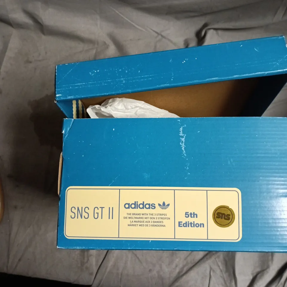 ADIDAS SNS GT II 5TH EDITION SNEAKERS – BEIGE/CREAM WITH BLUE STRIPES, UK 9 1/2