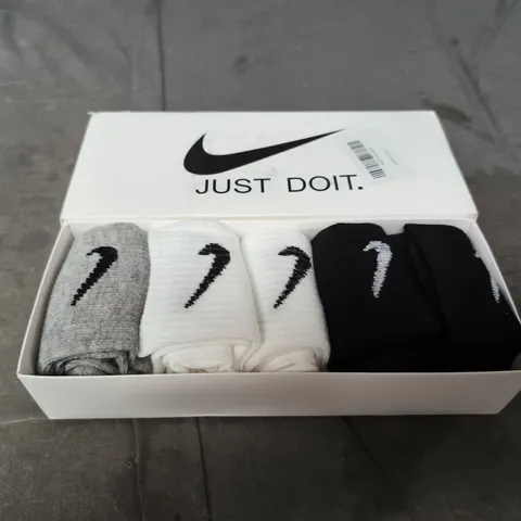 BOXED NIKE CREW SOCKS - X5
