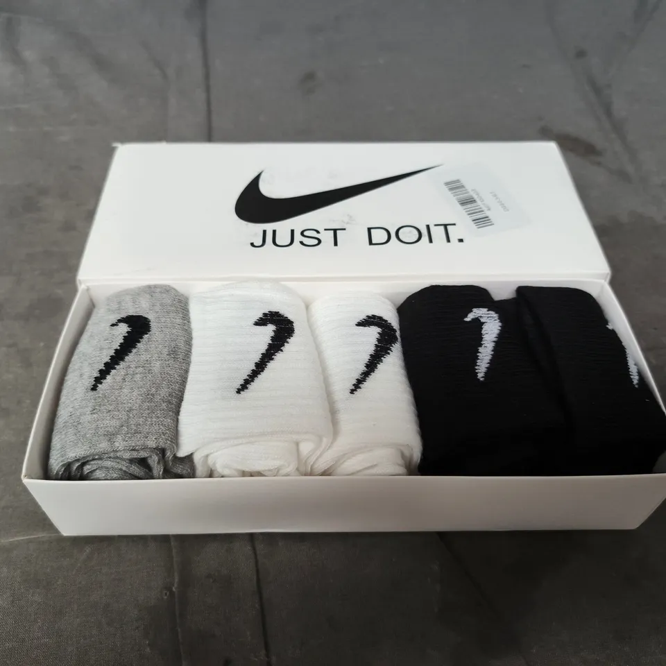 BOXED NIKE CREW SOCKS - X5