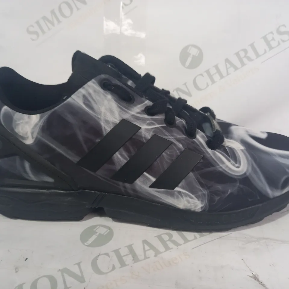 PAIR OF ADIDAS TORSION SHOES IN BLACK W. SMOKE PRINT UK SIZE 8