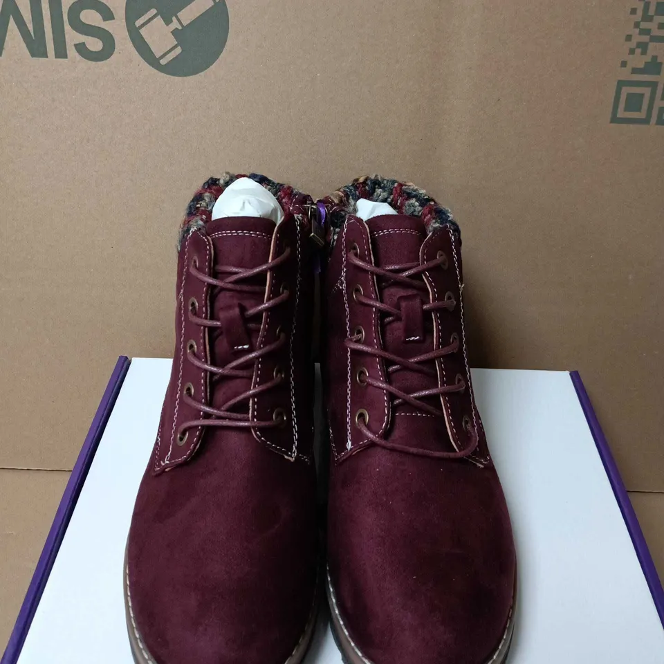 BOXED PAIR OF LOTUS SYCAMORE BORDO BOOTS – UK 4