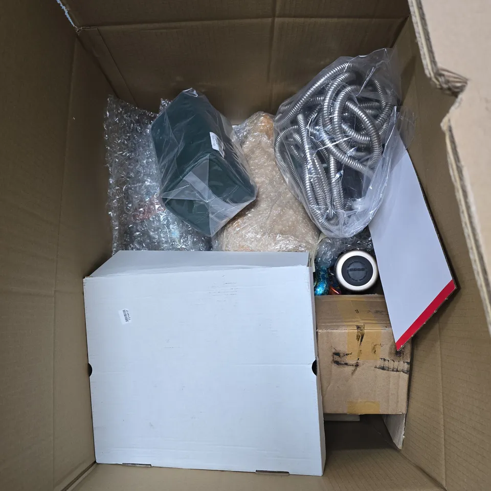 LARGE QUANTITY OF ASSORTED ITEMS TO INCLUDE STAINLESS STEEL WATER BOTTLE, TOILETRIES BAG, GARDENING STAND, ETC - COLLECTION ONLY