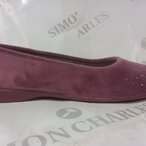 BOXED PAIR OF PAVERS SLIPPERS IN PURPLE W. JEWEL EFFECT SIZE 7