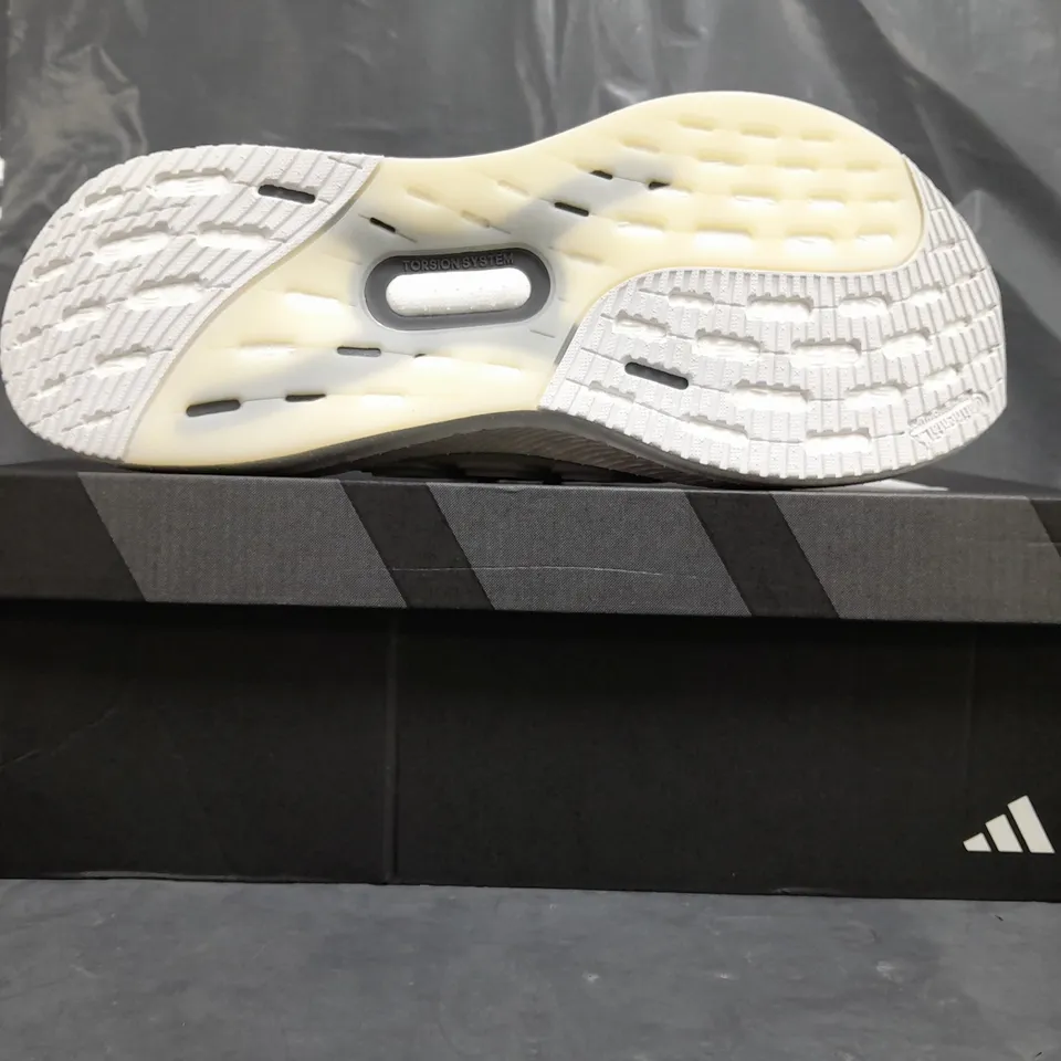 BOXED PAIR OF ADIDAS ULTRABOOST 5 TRAINERS IN WHITE SIZE UK 9.5