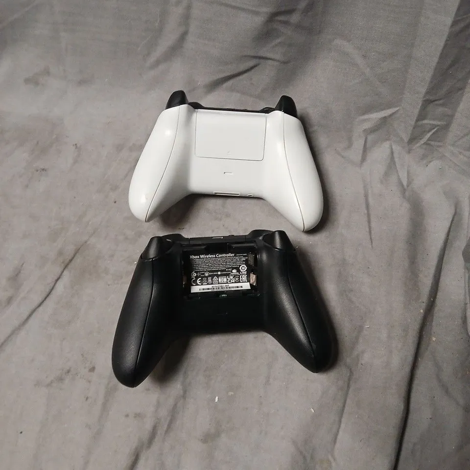 XBOX WIRELESS CONTROLLER – WHITE & BLACK (SET OF 2)